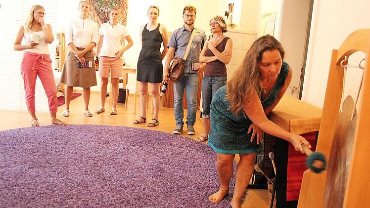 Judith Beuschels Beitrag mit Klangschalen und Gong geht in die meditative Richtung.