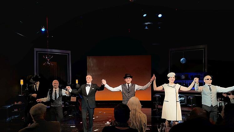 Die Frank-Sinatra-Revue "Fly me to the Moon" feierte erfolgreiche Premiere in der Coburger Reithalle.Foto: Jochen Berger