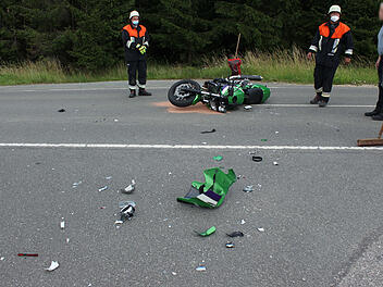 Autofahrer übersieht Biker beim Abbiegen