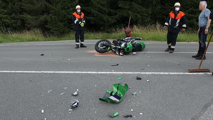 Autofahrer übersieht Biker beim Abbiegen