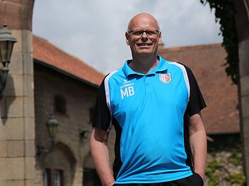 Vorsichtigen Optimismus strahlt Matthias Benner vor der Kulisse von Schloss Saaleck aus.  Der neue Teammanager der Hammelburger Zweitliga-Volleyballer darf wieder Testspiele planen und damit auch auf einen regulären Saisonstart am 12. September hoffen. Foto: Jens Feistel