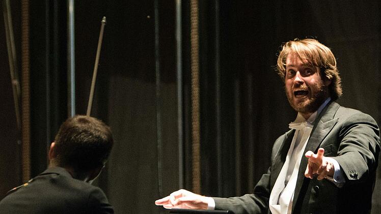 Reichlich Applaus gab es beim Klassik-Open-Air im Rosengarten f&uuml;r den fr&uuml;heren GMD Roland Kluttig, aber auch f&uuml;r seinen Nachfolger Daniel Carter.Foto: Jochen Berger