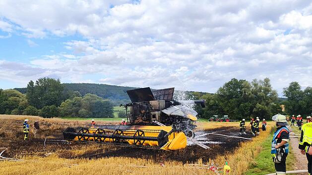 Rentweinsdorf/Ebern: Feuerwehreinsatz - M&auml;hdrescher brennt