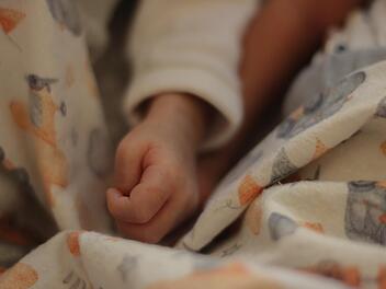 Mann erstickt Baby seiner Freundin und erh&auml;lt lebensl&auml;nglich wegen Mordes