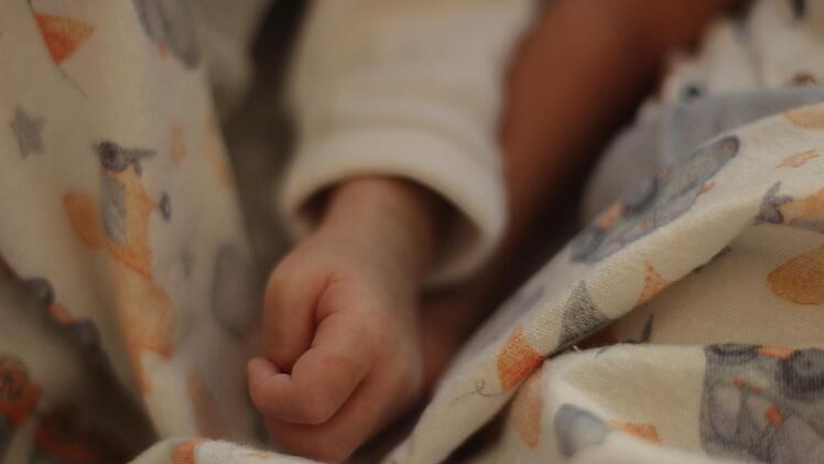 Mann erstickt Baby seiner Freundin und erh&auml;lt lebensl&auml;nglich wegen Mordes