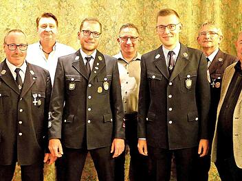 Die wiedergew&auml;hlten Kommandanten der Freiwilligen Feuerwehr Trieb freuen sich mit Vertretern der Stadt Lichtenfels: (v.li.) Andreas H&uuml;gerich (B&uuml;rgermeister), Achim W&ouml;rner (Zweiter Vorsitzender), Uwe Reinhardt (Stadtverwaltung), Christian Dippold (...