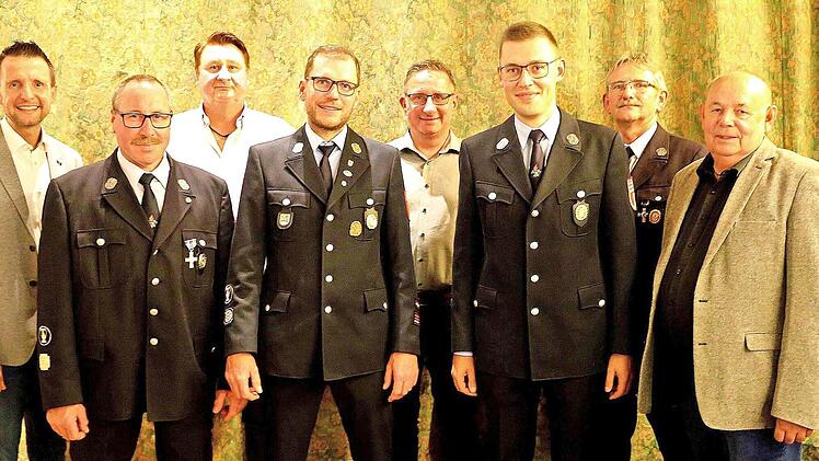 Die wiedergew&auml;hlten Kommandanten der Freiwilligen Feuerwehr Trieb freuen sich mit Vertretern der Stadt Lichtenfels: (v.li.) Andreas H&uuml;gerich (B&uuml;rgermeister), Achim W&ouml;rner (Zweiter Vorsitzender), Uwe Reinhardt (Stadtverwaltung), Christian Dippold (...
