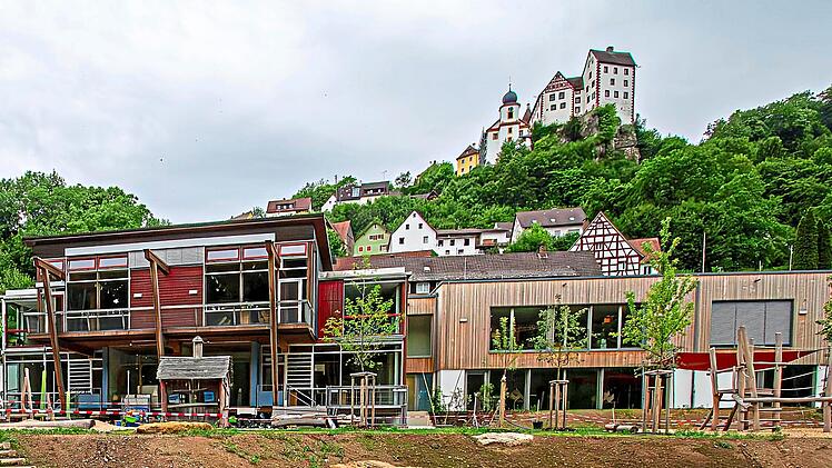 Blick auf die Kita in Egloffstein mit der Burg.