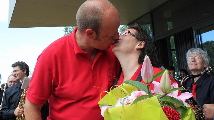 Nathalie und Gregor Liebelt bekommen einen Blumenstrauß für ihr langjähriges Engagement für die Städtepartnerschaft.