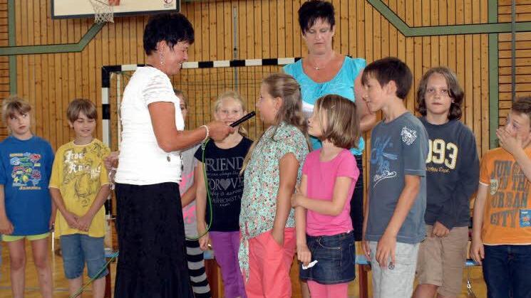 Ein Gedicht zum Schluss - die Kinder der 2. Klasse zusammen mit Sandra Peetz vom Elternbeirat (rechts) und Annegret Hümmrich (links). Fotos: Susanne Deuerling