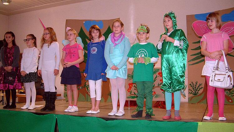 Die Theatergruppe der GS Zeil-Sand stellte unter Leitung von Karin Rüdiger die Suche nach einer neuen Leiterin für den "Zauberwald" dar.