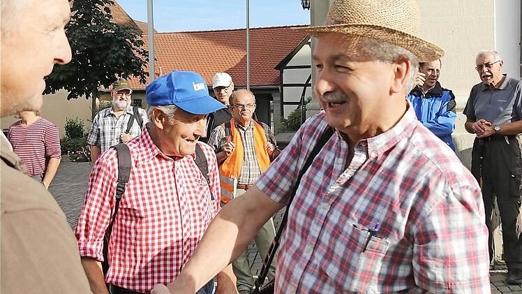 Detlef Heim, Ortsobmann Lothar Pfülb und Bürgermeister Peter Hart tauschen sich bei der Wanderung aus.