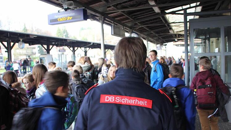 Mitarbeiter von DB-Sicherheit wiesen die Schüler auf die Möglichkeit hin, mit Ersatzbussen zu fahren. Foto: Friedwald Schedel