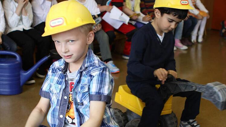 Nach dem Motto "Wer baggert noch so spät am Baggerloch?" führten die Jungen und Mädchen des Kindergartens Nordhalben die einzelnen Schritte des Umbaus auf. Foto: Michael Wunder