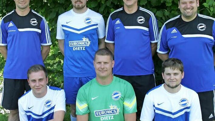 Vorstellung der Neuzugänge bei den Spfr. Unterpreppach, hinten v. l.: Markus Henneberger (Trainer), Stefan Dittmann (vom VfR Herrmannsberg-Breitbrunn), Berthold Schor (Trainer zweite Mannschaft), Dominik Präger (Vorsitzender); vorn v. l.: Stefan Goldschmidt (FC Ziegelanger), Sebastian Friedel (SV Friesenhausen), Florian Schmitt (SV Heubach) Foto: Wolfgang Dietz