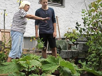 Eda Männl ist 76 Jahre alt, ihr Garten 1500 Quadratmeter groß. Vor allem das Unkraut rauszuzupfen strengt ihre Hände zu sehr an - Max Schlee ist 14 Jahre alt, hat gerade Ferien und will sein Taschengeld aufbessern. Durch die Seniorengemeinschaft sind beide nun zusammengekommen.