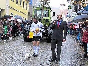Beckenbauers Siebzigster - natürlich ebenfalls ein Thema beim Umzug in Burgebrach Foto: Elke Pieger