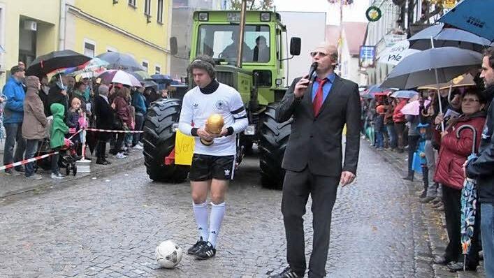 Beckenbauers Siebzigster - natürlich ebenfalls ein Thema beim Umzug in Burgebrach Foto: Elke Pieger