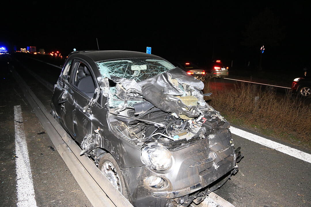 Lkw durchbricht Mittelschutzplanke auf A73