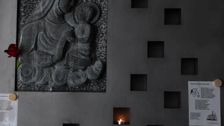 In der Klagewand in der Wallenfelser Kirche brennt ein kleines Teelicht. Dort können Kerzen für die toten Babys angezündet werden