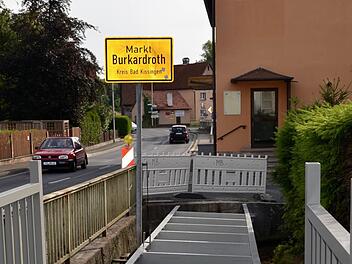 Die Fußgängerbrücke zwischen Zahlbach und Burkardroth, als Verbindung der Forstmeisterstraße und Untere Marktstraße, wird momentan erneuert. So sah die Baustelle am Freitagmorgen kurz vor 9 Uhr aus - von der Zahlbacher Seite fotografiert.  Foto: KLathrin Kupka-Hahn