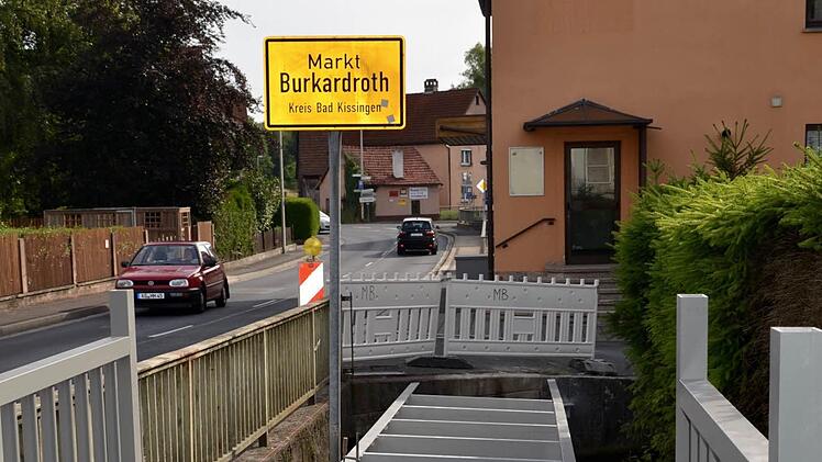 Die Fußgängerbrücke zwischen Zahlbach und Burkardroth, als Verbindung der Forstmeisterstraße und Untere Marktstraße, wird momentan erneuert. So sah die Baustelle am Freitagmorgen kurz vor 9 Uhr aus - von der Zahlbacher Seite fotografiert.  Foto: KLathrin Kupka-Hahn