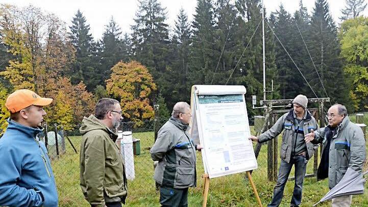 Sie freuten sich über die Erfolge des forstlichen Umweltmonitorings wozu auch die wertvollen Daten und Fakten der Waldklimastation beitragen. Von links Revierleiter Sebastian Kauppert, Forstbetriebsleiter Peter Hagemann, Olaf Schmidt (Präsident LFW), Peter Schwarzmeier (Förster), Hans- Peter Dietrich (LWF).  Foto: eh