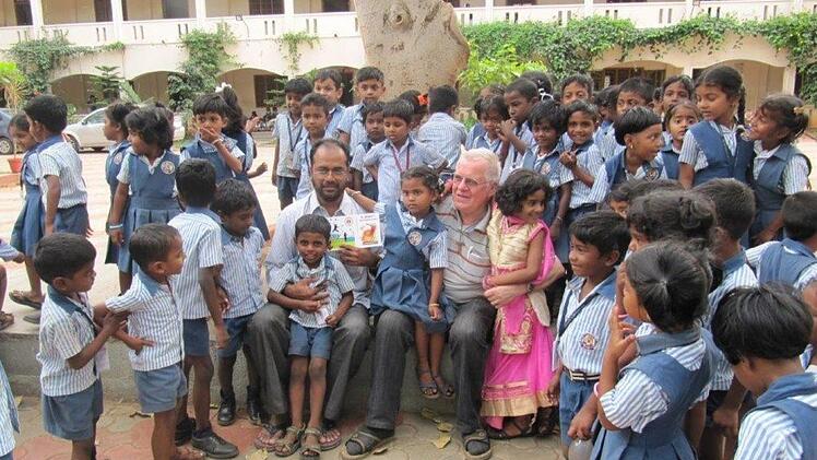 Für die indischen Kinder war der Gast aus Bayern immer wieder eine Attraktion. Gespannt verfolgten sie Alfred Schäfers gestenreiche Ausführungen, auch wenn sie die deutsche Sprache nicht verstanden. Foto: Alfred Schäfer/Archiv