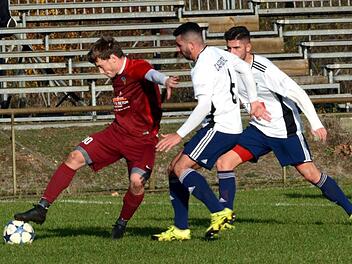 Buckenhofens Tobias Eisgrub (links) kommt vor N&uuml;rnbergs Samuel Arapoglu an den Ball. Foto: herzopress