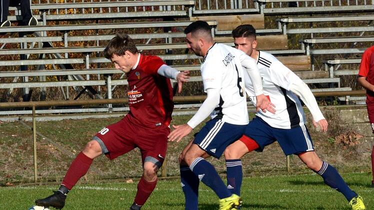 Buckenhofens Tobias Eisgrub (links) kommt vor N&uuml;rnbergs Samuel Arapoglu an den Ball. Foto: herzopress