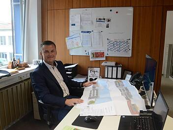 Bürgermeister Stefan Heinlein wurde vom Verwalter zum Gestalter. Bisher hatte er noch keine Zeit das eigentliche Bürgermeisterbüro einzurichten. Alle Arbeiten erledigt er von seinem ehemaligen Geschäftsleiterbüro aus.  K.- H. Hofmann