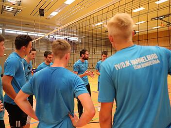 Hammelburgs neuer Headcoach Thiago Welter im Taktik-Gespräch mit seinen Spielern. Foto: Jens Feistel