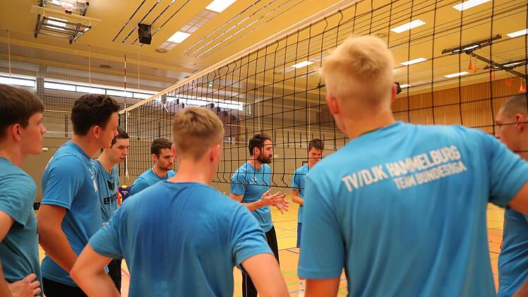 Hammelburgs neuer Headcoach Thiago Welter im Taktik-Gespräch mit seinen Spielern. Foto: Jens Feistel