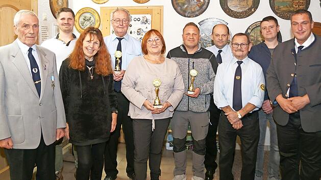 Das K&ouml;nigshaus mit den sieben Erstplatzierten auf der Preisscheibe (v. l.): Zweiter Vorsitzender Dieter Schneider, Bernd Schmitt, Daniela Schmidt, Zweiter Ritter Hilmar Aum&uuml;ller, K&ouml;nigin Conny Gagel, Erster Ritter Steffen Lutz, Schriftf&uuml;hrer Detle...