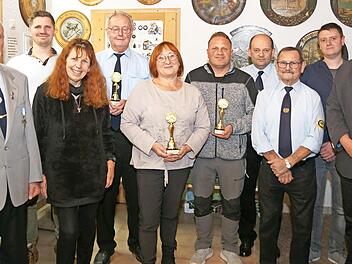 Das Königshaus mit den sieben Erstplatzierten auf der Preisscheibe (v. l.): Zweiter Vorsitzender Dieter Schneider, Bernd Schmitt, Daniela Schmidt, Zweiter Ritter Hilmar Aumüller, Königin Conny Gagel, Erster Ritter Steffen Lutz, Schriftführer Detle...