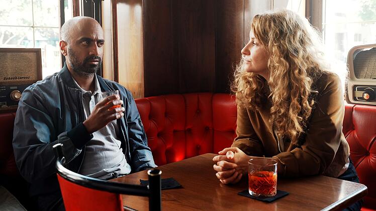 Sonja (Chiara Schoras) hat den Fall zwar aus Befangenheit an ihren Kollegen abgegeben, da ihre eigene Stieftochter unter Mordverdacht steht. Heimlich ermittelt sie jedoch weiter und befragt unter anderem den Kellereimitarbeiter Kassian Rackl (Murali Perumal). Was kann er &uuml;ber die Vorg&auml;nge bei Kellermeister Kofler berichten?