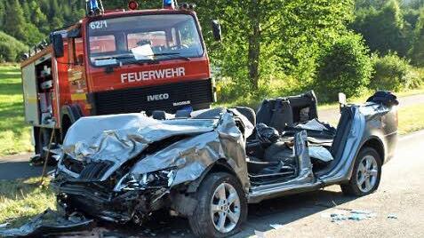Schwer verletzt wurden die beiden Insassen dieses Skoda und mussten von der Feuerwehr gerettet werden.
