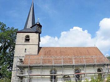 Die Dreieinigkeitskirche in Weißenbrunn erfährt eine grundlegende Dachstuhlsanierung mit Befreiung vom Hausschwamm und von Schimmelpilzen.  Foto: Karl-Heinz Hofmann