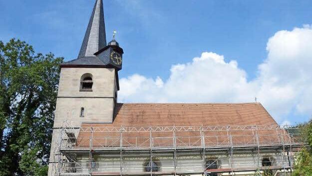 Die Dreieinigkeitskirche in Weißenbrunn erfährt eine grundlegende Dachstuhlsanierung mit Befreiung vom Hausschwamm und von Schimmelpilzen.  Foto: Karl-Heinz Hofmann