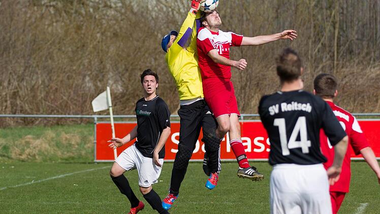 In der A-Klasse 2 ist gut möglich, dass nach dem letzten Spieltag drei Mannschaften punktgleich vorne liegen. Dies sind der SV Reitsch, die SG Lauenstein (die am 12. April aufeinander trafen, und der SSV Tschirn. Dann müssen Meister und Vizemeister in mehreren Spielen ermittelt werden. Foto: Archiv/Heinrich Weiß