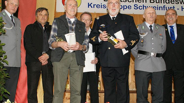 Treuenadeln für bis zu 50 Jahre Zugehörigkeit zum Reservistenverband wurden im Rahmen des Kreis-Reservistentages an Mitglieder aus der gesamten Region von Hammelburg bis Werneck überreicht.