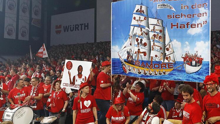 Andrea Trinchieri nahm das Wort Meisterschaft nie in den Mund - er sprach immer davon, das Schiff in den "sicheren Hafen" steuern zu wollen. Die Fans haben sein Motto ins Bild gesetzt.