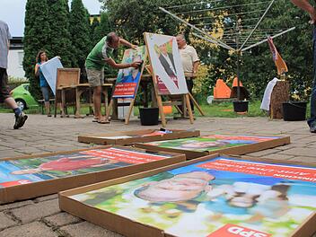Mitglieder der Lichtenfelser SPD haben sich im Garten von Sven Eisele getroffen, um gemeinsam die Wahlplakate anzufertigen. Foto: Dominic Buckreus