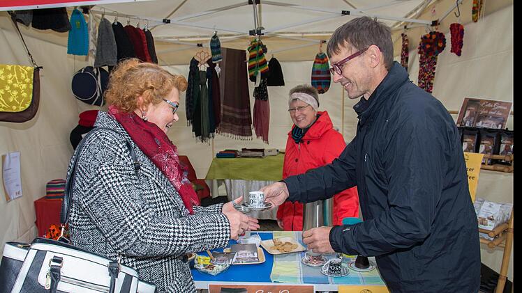 Am Stand des Welt-Ladens Haßfurt kann man Stadt-Schokolade und Stadt-Kaffee erwerben und auch den Stadt-Kaffee probieren. Im Bild (von links) Petra Ernst, Mitarbeiterin Ortrud Reimann und der Vorsitzende des Trägervereins, Franz-Josef Selig. Foto: Ulrike Langer