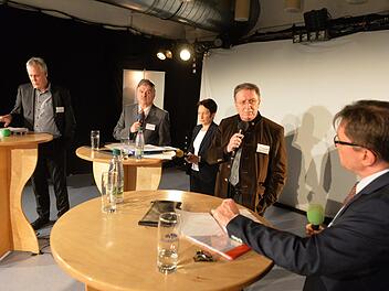 Sie beleuchteten im Gespräch die aktuelle Situation des Klinikums: Bernd Müller, Klaus Peter Söllner, Brigitte Angermann, Henry Schramm und Alexander Müller (von links). Foto: Ronald Rinklef