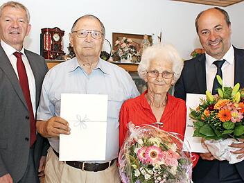 Die Jubelhochzeiter mit Landrat Hans Kalb (links) und Bürgermeister Johannes Krapp (rechts) Foto: Evi Seeger