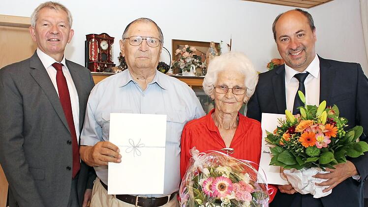 Die Jubelhochzeiter mit Landrat Hans Kalb (links) und Bürgermeister Johannes Krapp (rechts) Foto: Evi Seeger