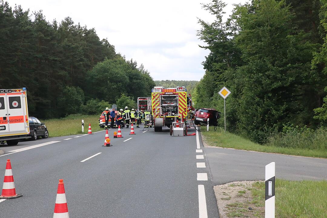 Tödlicher Unfall auf B466: Auto kollidiert mit Lkw