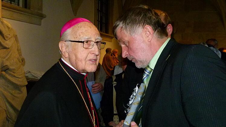 Besonders herzlich war die Begegnung Karl Brauns mit Hans Löffler, Leiter des Jugendbildungshauses "Am Knock" in Teuschnitz, das bis heute vom Alt-Erzbischof gefördert wird.