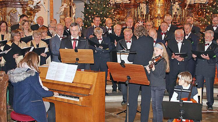 Beim "Transeamus", dem Höhepunkt des Weihnachtskonzertes, wirkten nicht nur  die beiden Liedertafel-Chöre mit, sondern auch Miriam Leskien Klavier,  Mathias Kreuzer Tenor, Antonia Maria Kreuzer Violine und Katharina Viktoria  Kreuzer Violoncello. Foto: Dieter Britz